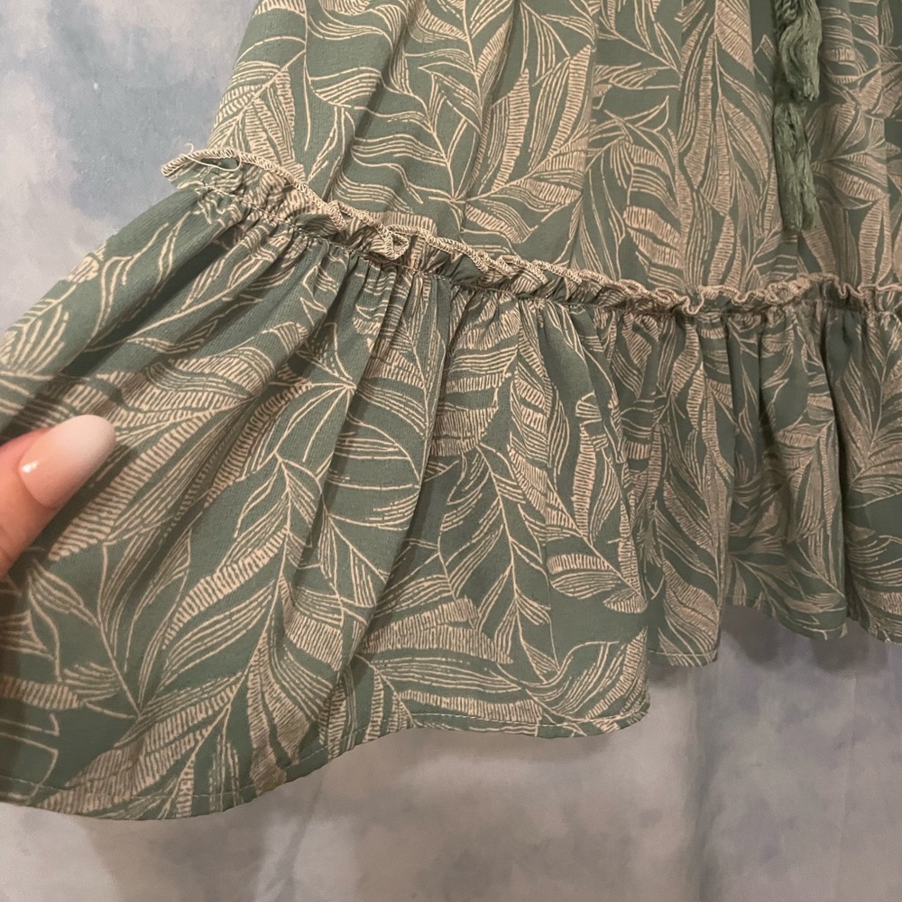 Main strip • mini skirt with ruffled hem • green with white plant print - Picture 2 of 6